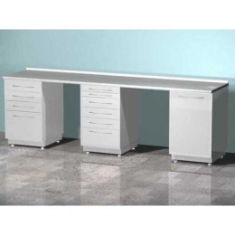 AR-L24 - стол лабораторный трехтумбовый (тумба с распашной металлической дверью, тумба с четырьмя выдвижными ящиками, тумба с шестью выдвижными ящиками), на столешнице стекло