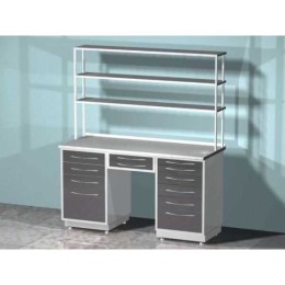 AR-L06N - стол лабораторный со стеллажом двухтумбовый (тумба с шестью выдвижными ящиками, тумба с четырьмя выдвижными ящиками, два выдвижных ящика между тумбами), на столешнице стекло