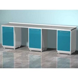 AR-L21 - стол лабораторный трехтумбовый (три тумбы с распашными металлическими дверями), на столешнице стекло