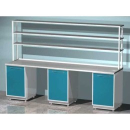 AR-L21N - стол лабораторный со стеллажом трехтумбовый (три тумбы с распашными металлическими дверями), на столешнице стекло