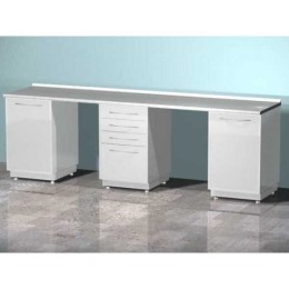 AR-L22 - стол лабораторный трехтумбовый (две тумбы с распашными металлическими дверями, тумба с четырьмя выдвижными ящиками), на столешнице стекло