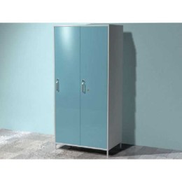 AR-XA22 - шкаф с двумя распашными металлическими дверьми, с замком, двумя металлическими полками, шторками, отделяющими рабочую одежду