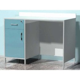 AR-XL47 - стол лабораторный с выдвижным ящиком с замком, с распашной металлической дверью и металлической полкой, стенки закрыты