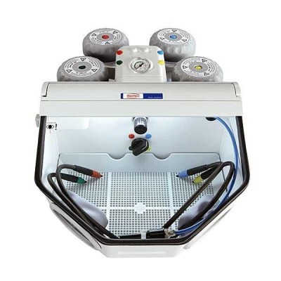 Basic quattro - аппарат для тонкоструйной обработки, базовая модель с 2 бачками, струйные сопла 0,8 мм / 1,2 мм, 25-70 мкм, 70-250 мкм Basic quattro - аппарат для тонкоструйной обработки, базовая модель с 2 бачками, струйные сопла 0,8 мм / 1,2 мм, 25-70 мкм, 70-250 мкм