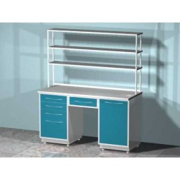AR-L04N - стол лабораторный со стеллажом двухтумбовый (тумба с распашной металлической дверью, тумба с четырьмя выдвижными ящиками, выдвижным ящиком между тумбами), на столешнице стекло