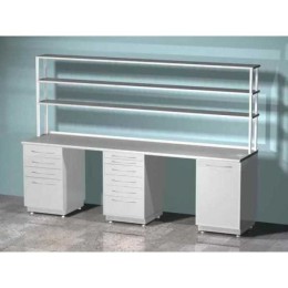 AR-L24N - стол лабораторный со стеллажом трехтумбовый (тумба с распашной металлической дверью, тумба с четырьмя выдвижными ящиками, тумба с шестью выдвижными ящиками), на столешнице стекло