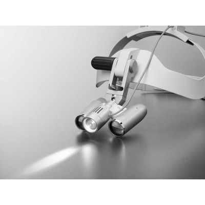 EyeMag Light II - мощный LED-осветитель с максимальной интенсивностью освещения 50000 люкс для высокой детализации EyeMag Light II - мощный LED-осветитель с максимальной интенсивностью освещения 50000 люкс для высокой детализации