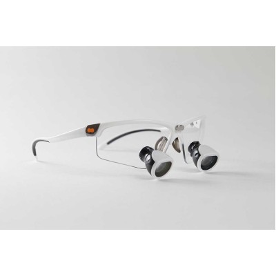 Opt-on TTL 3.3 - индивидуальные бинокулярные лупы на оправе, увеличение 3.3x с возможностью легкого изменения рабочего расстояния Opt-on TTL 3.3 - индивидуальные бинокулярные лупы на оправе, увеличение 3.3x с возможностью легкого изменения рабочего расстояния